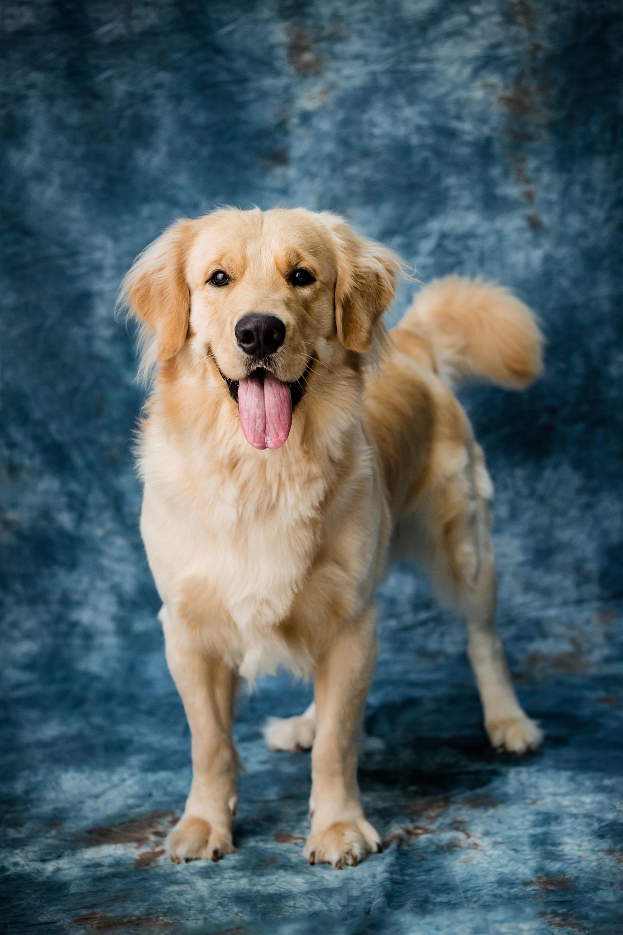 Blonde mature with a floppy tongue